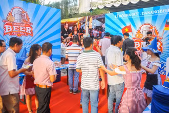 Lễ hội bia Đức năm 2019 thu hút nhiều người dân và du khách tham gia.