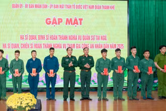 Trao quà cho quân nhân xuất ngũ năm 2025 trên địa bàn quận Thanh Khê.