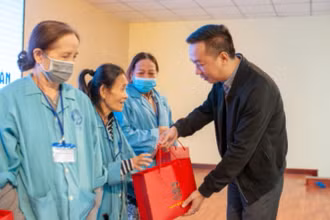 Đồng chí Vũ Hoàng Vĩnh, Vụ trưởng, Chánh Văn phòng Báo Nhân Dân trao quà Tết cho các bệnh nhân.