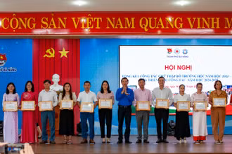 Lễ khen thưởng 12 tập thể có thành tích xuất sắc trong phong trào hội.