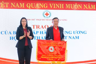 Trao cờ thi đua của Trung ương Hội Chữ thập đỏ Việt Nam cho Hội Chữ thập đỏ quận Cẩm Lệ.