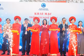 Các đại biểu cắt băng khai mạc triển lãm “Đà Nẵng 50 năm - Khát vọng vươn mình”.