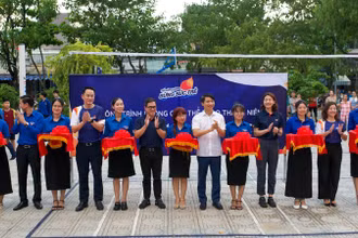 Các đại biểu cắt băng khánh thành công trình.
