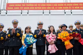 Lãnh đạo Vùng 3 Hải quân tặng hoa tiễn đoàn công tác.
