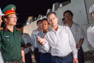 Bí thư Thành ủy Đà Nẵng Nguyễn Văn Quảng thị sát công trình dự án cảng Liên Chiểu.