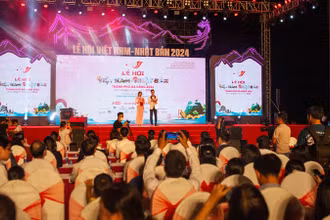 Quang cảnh lễ hội khai mạc.