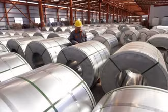 Công nhân kiểm tra các thanh cuộn nhôm tại nhà kho trong khu công nghiệp ở Tân Châu, tỉnh Sơn Đông, Trung Quốc. (Nguồn: Reuters/TTXVN)