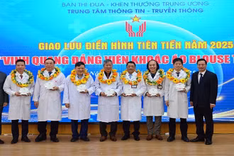 Lãnh đạo Ban Thi đua-Khen thưởng Trung ương tặng hoa và biểu trưng tôn vinh các gương điển hình tiên tiến. Ảnh: PHẠM CƯỜNG 