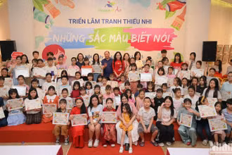 Niềm vui của các cây cọ nhí có năng khiếu và đam mê với nghệ thuật.