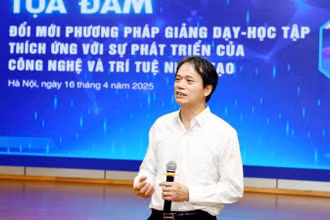 Giáo sư, Tiến sĩ Phạm Hồng Chương, Giám đốc Đại học Kinh tế Quốc dân chia sẻ tại tọa đàm.