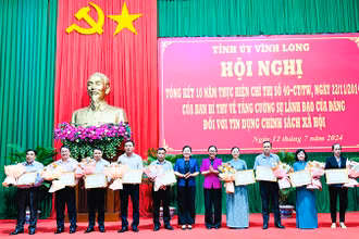 Trao bằng khen cho các cá nhân đã có thành tích xuất sắc trong 10 năm thực hiện Chỉ thị 40-CT/TW của Ban Bí thư.