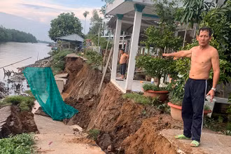 Đoạn sạt lở đường đan và ảnh hưởng đến ngôi nhà của người dân ở xã Lục Sĩ Thành, huyện Trà Ôn, tỉnh Vĩnh Long. 