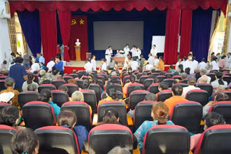 Người dân được làm thủ tục khám bệnh. 