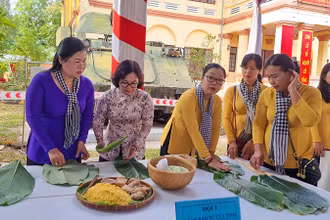 Nữ lãnh đạo tỉnh cũng tham gia đội gói bánh chưng, bánh giầy. 