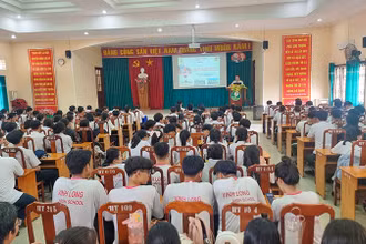 Quang cảnh nói chuyện chuyên đề về biển đảo Việt Nam tại Trường trung học phổ thông Lưu Văn Liệt vào chiều 17/4. 