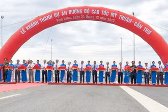 Phó Thủ tướng Trần Lưu Quang cùng lãnh đạo các bộ, ngành và lãnh đạo các tỉnh cắt băng khánh thành công trình cao tốc Mỹ Thuận-Cần Thơ. 