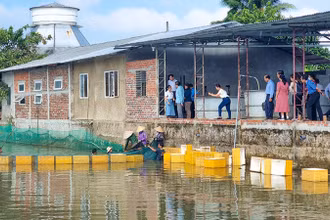 Đoàn giám sát của Tỉnh uỷ Vĩnh Long tham quan mô hình sản xuất cá linh tại xã Mỹ Phước, huyện Mang Thít, tỉnh Vĩnh Long. 