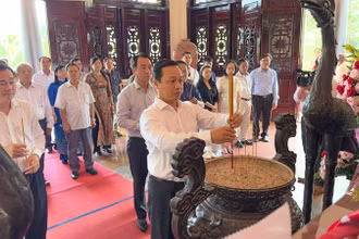 Bí thư Tỉnh ủy Vĩnh Long Trần Tiến Dũng dâng hương. 