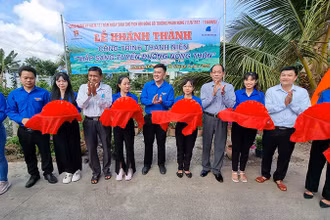 Khánh thành tuyến đường hoa tại ấp Thanh Mỹ 2, xã Thanh Đức, huyện Long Hồ, tỉnh Vĩnh Long. 