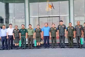 Đoàn Tổng cục Dịch vụ quốc phòng, Bộ Quốc phòng Campuchia chụp ảnh lưu niệm tại Ủy ban nhân dân tỉnh Vĩnh Long sáng 18/1. 