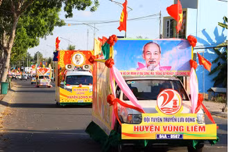 Hội thi xe hoa cổ động. 