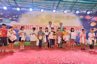 Lãnh đạo tỉnh Vĩnh Long trao quà Trung thu cho các em. 