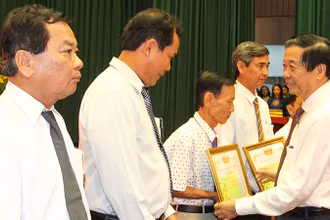 Bí thư Tỉnh ủy Vĩnh Long Bùi Văn Nghiêm tuyên dương Bí thư Chi bộ ấp, khóm, khu năm 2025.