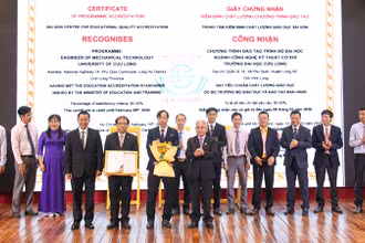 Trao chứng nhận đạt kiểm định chất lượng chương trình đào tạo. 