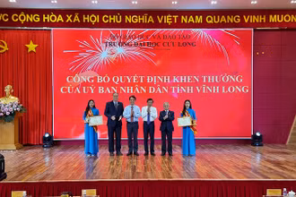 Lãnh đạo tỉnh Vĩnh Long tặng Bằng khen cho lãnh đạo trường Đại học Cửu Long đã có thành tích đào tạo trong thời gian qua. 