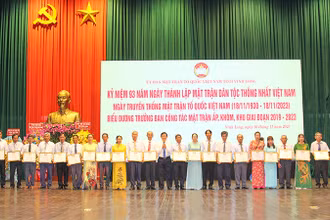 Những cá nhân làm công tác mặt trận được tuyên dương. 
