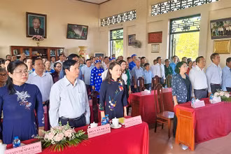 Đồng chí Nguyễn Thị Thu Hà và đồng chí Đặng Thị Ngọc Thịnh dự Ngày hội đại đoàn kết toàn dân tộc tại ấp Long Thuận A sáng 16/11. 