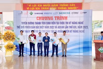 Tuyên dương khen thưởng những sinh viên đạt thành tích kỹ năng nghề thế giới.
