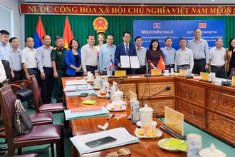 Chủ tịch Ủy ban nhân dân tỉnh Vĩnh Long Lữ Quang Ngời ký kết biên bản hợp tác với Chính quyền tỉnh Xiêng Khoảng. 