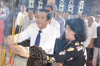Nguyên Phó Chủ tịch nước Đặng Thị Ngọc Thịnh cùng lãnh đạo tỉnh Vĩnh Long dâng hương kỷ niệm 112 năm ngày sinh Chủ tịch Hội đồng Bộ trưởng Phạm Hùng. 