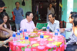 Tổng Giám đốc Ngân hàng chính sách xã hội Việt Nam Dương Quyết Thắng đến tận nhà thăm hỏi hộ vay làm ăn hiệu quả. 