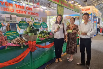 Gian hàng trưng bày nông sản tỉnh Vĩnh Long.