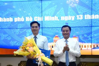 Ông Trần Quang Lâm nhận quyết định của Ủy ban nhân dân Thành phố giao quyền Giám đốc Sở Xây dựng Thành phố Hồ Chí Minh.