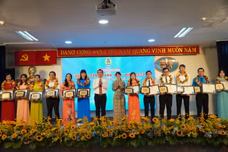 Lãnh đạo Thành ủy Thành phố Hồ Chí Minh và Liên đoàn Lao động Thành phố Hồ Chí Minh trao Bằng khen và tuyên dương Gương sáng đảng viên 2024
