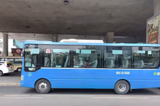Tuyến xe buýt 152 (Khu dân cư Trung Sơn-Bến Thành-Sân bay Tân Sơn Nhất) phục vụ đưa đón hành khách tại sân bay Tân Sơn Nhất. (ảnh: QUÝ HIỀN)