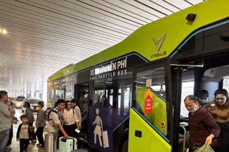 Hành khách được sử dụng xe buýt trung chuyển miễn phí từ nhà ga T1, T2 qua nhà ga T3 mới đưa vào hoạt động. (Ảnh: QUÝ HIỀN)