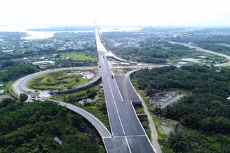 Đoạn phía tây cao tốc Bến Lức-Long Thành nối từ tỉnh Long An đến huyện Nhà Bè, Thành phố Hồ Chí Minh dài 21km đã thi công hoàn tất, tổ chức thông xe ngày 19/4. (Ảnh: QUÝ HIỀN)