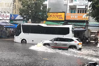 Cơn mưa sáng sớm ngày 10/5 gây ngập nặng tại tuyến đường Đặng Thùy Trâm, quận Bình Thạnh. (Ảnh: QUÝ HIỀN)