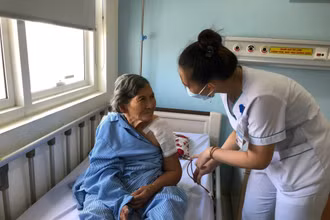 Khám chữa bệnh Bảo hiểm Y tế cho người cao tuổi.