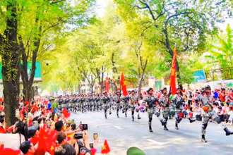 Nhân dân Thành phố Hồ Chí Minh và cả nước hân hoan, trong Lễ kỷ niệm 50 năm Ngày Giải phóng miền nam, thống nhất đất nước. (Ảnh THẾ ANH)