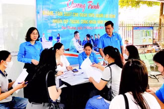 Liên đoàn Lao động huyện Đan Phượng tổ chức khám sức khỏe sinh sản, tầm soát phát hiện ung thư miễn phí cho hơn 120 đoàn viên, người lao động. (Ảnh HOÀNG THỊ THANH)