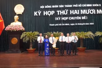 Đồng chí Nguyễn Văn Được nhận hoa chúc mừng của các đồng chí lãnh đạo Thành phố Hồ Chí Minh. (Ảnh: Thế Anh)
