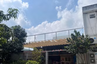 Người dân dựng nhà tạm để sinh sống