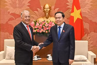 Phó Chủ tịch Thường trực Quốc hội Trần Thanh Mẫn vui mừng đón tiếp Tổng Bí thư Đảng Lao động Mexico Alberto Anaya Gutiérrez.