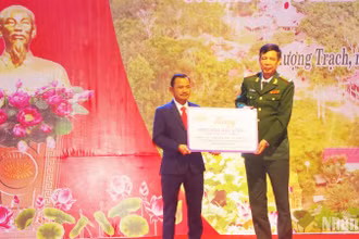 Bộ đội Biên phòng Quảng Bình trao tiền hỗ trợ sửa chữa trường học cho xã Thượng Trạch.