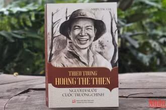 Bìa tác phẩm “Thiếu tướng Hoàng Thế Thiện - Người đi suốt cuộc trường chinh”.